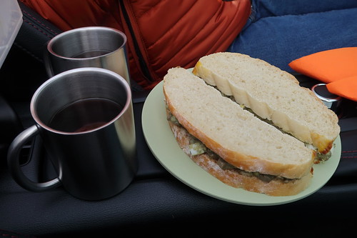 Avocdo-Ei-Sandwiches und heißer Tee (auf der Mittelkonsole unseres Mazda MX-5)