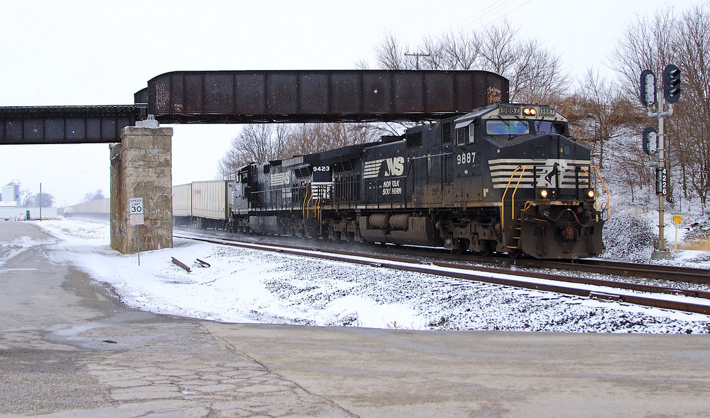 NS 256 eastbound at Curran