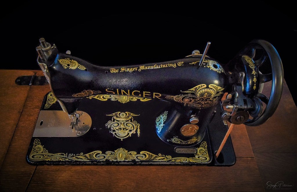 Singer Model 115 Rotary Hook Sewing Machine (1912-1935)