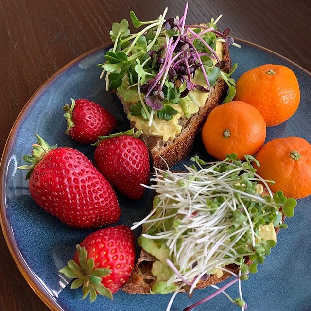 Sunday breakfast. 🍞 @lodgebreadco 🌿 @microgreenmama (, daikon, purple radish) 🍓 @harrysberries (Gaviota) 🍊 @jdavisfarm (kishu) . . #farmersmarket Purchased at @originaltorrancefarmersmarket
