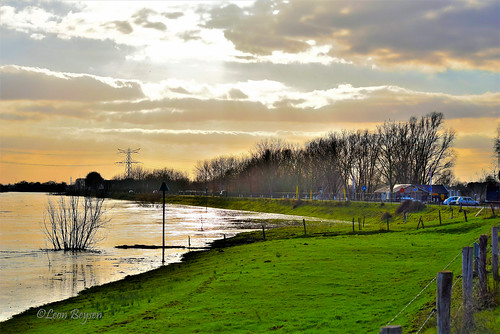 collorfull river maas wasser water landscape outdoor sky reflection trees limburgslandschap mooikinrooi limburg belgië amateurphotography nikond5300