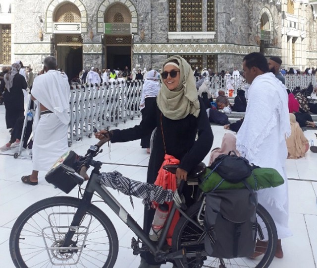 5519 sara haba, the first female pilgrim to reach makkah on a bicycle (3)