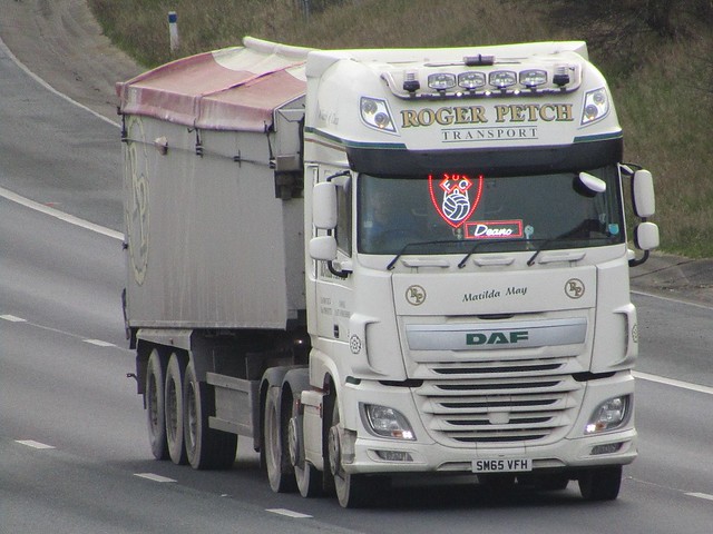 Roger Petch Transport, DAF-XF (Matilda May) SM65VFH On The A1M Northbound