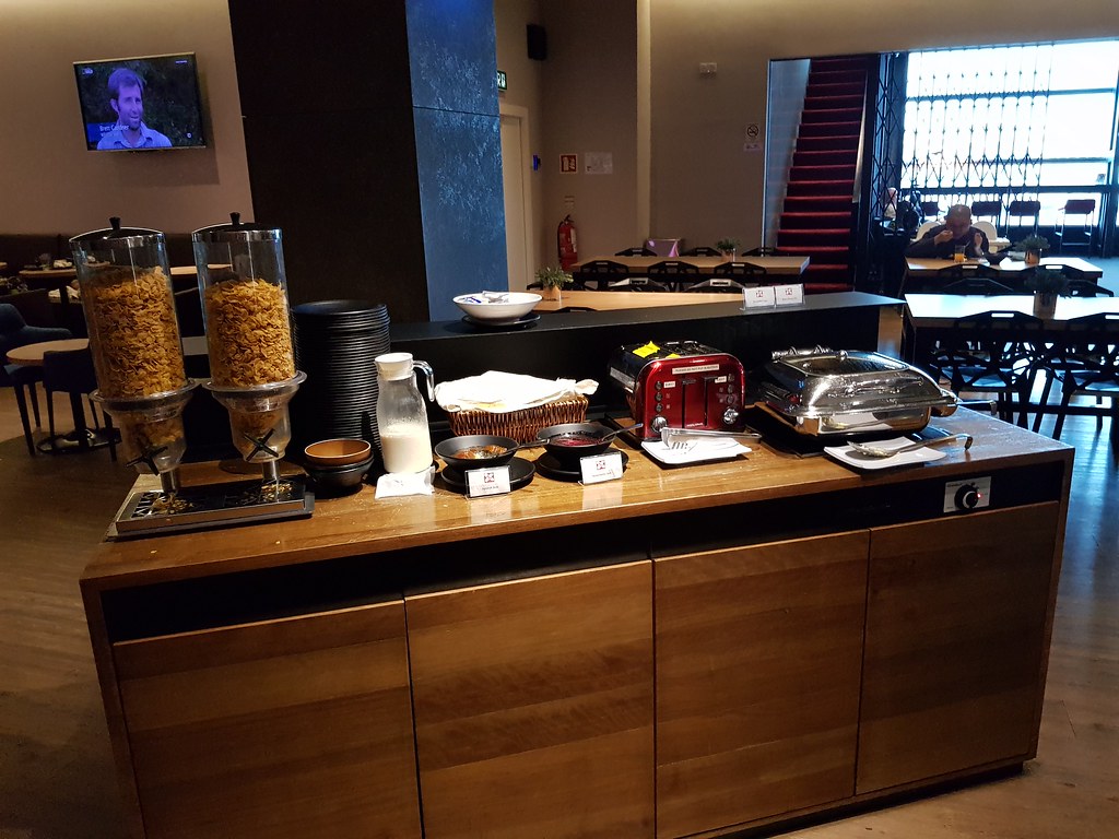 自助早餐 Buffet Breakfast @ AirAsia Premium Red Lounge in KLIA2