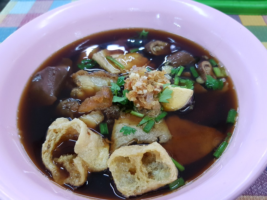 猪内脏果汁 Pork innards Kway Chap noodle 40BHT (rm$5.30) @ Muang Thai Phatra Market in Ratchadaphisek road, Bangkok Thailand