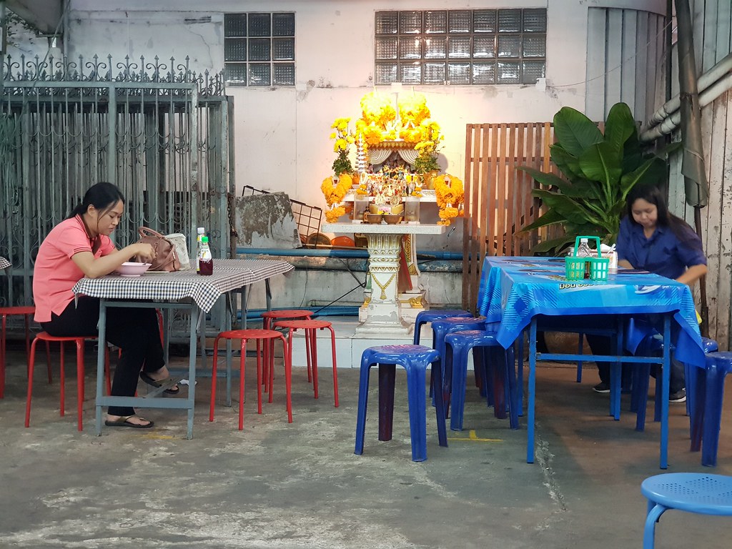 泰式面条卷 Kuay Teow Lui Suan 40BHT (rm$5.30) 3pcs @ Muang Thai Phatra Market in Ratchadaphisek road, Bangkok Thailand
