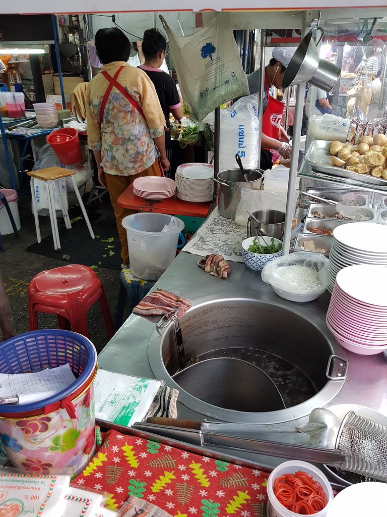 猪内脏果汁 Pork innards Kway Chap noodle 40BHT (rm$5.30) @ Muang Thai Phatra Market in Ratchadaphisek road, Bangkok Thailand