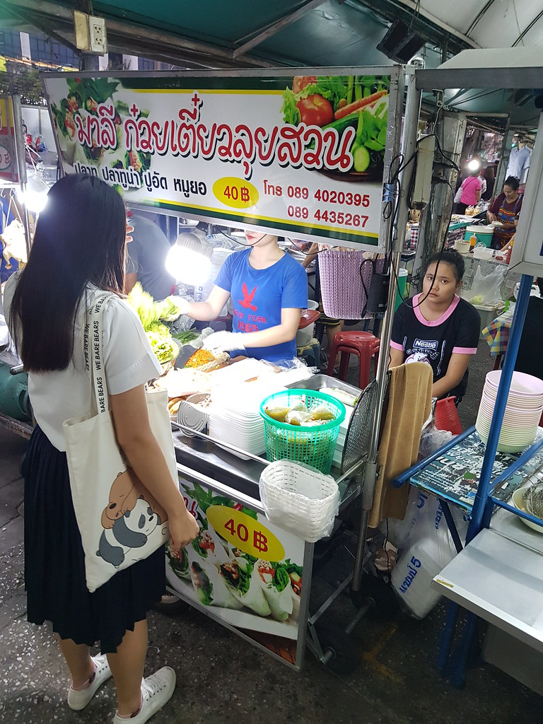 泰式面条卷 Kuay Teow Lui Suan 40BHT (rm$5.30) 3pcs @ Muang Thai Phatra Market in Ratchadaphisek road, Bangkok Thailand