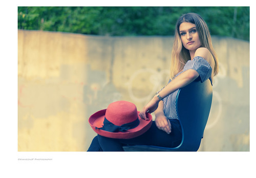 hat sitting chair look sony 85mm canada model fashionista clothing fashionstyle alley backlane a7ll street modelling styleatmo vanveenjf fashion