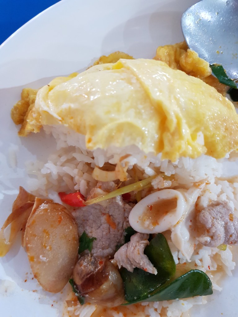 猪肉鱿鱼冬央汤配饭和蛋 Pork squid Tomyam w/Egg on Rice 50Bht @ Muang Thai - Phatra Market (near Satthisan MRT) in Bangkok, Thailand