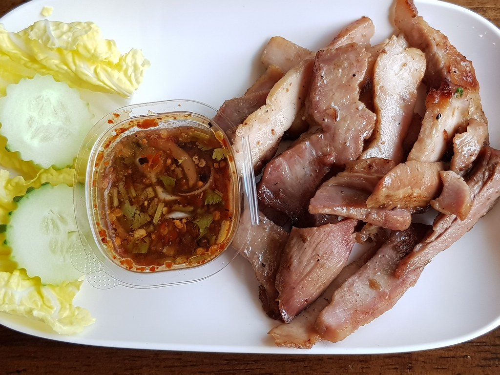 烤猪子 Grilled Pork Neck 90Bht, 泰式木瓜沙拉 Thai Papaya Salad 60Bht with 白饭 White rice 15Bht @ Zabzood Thai Restaurant in Muang Thai Phatra Complex, Bangkok Thailand