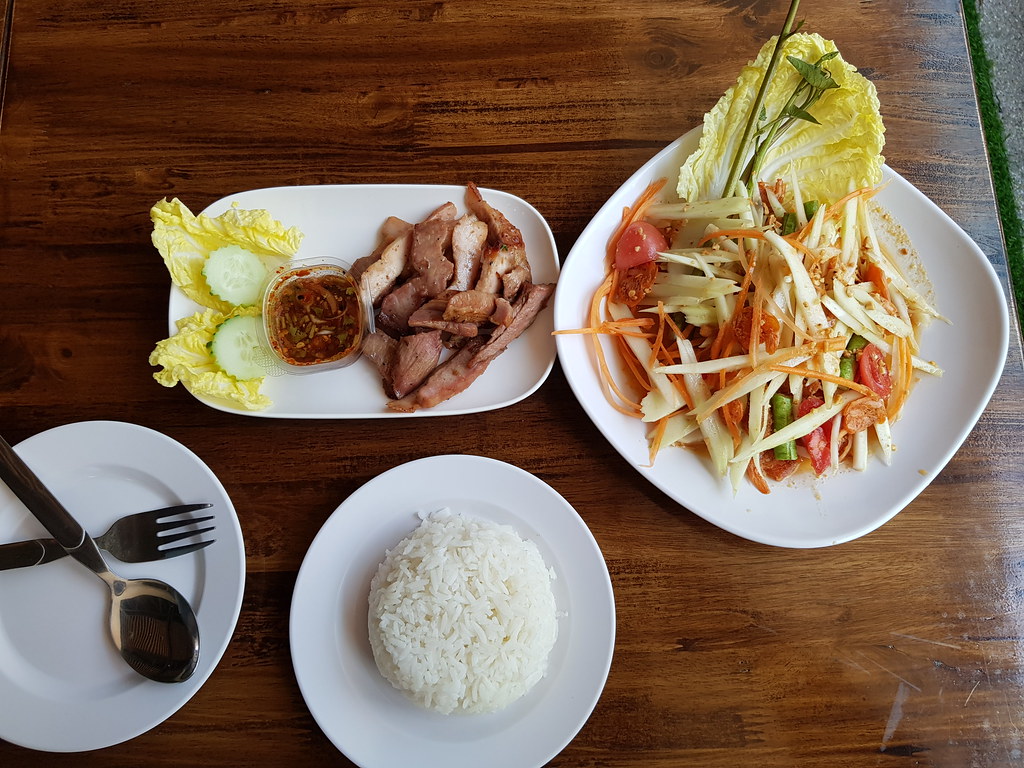 烤猪子 Grilled Pork Neck 90Bht, 泰式木瓜沙拉 Thai Papaya Salad 60Bht with 白饭 White rice 15Bht @ Zabzood Thai Restaurant in Muang Thai Phatra Complex, Bangkok Thailand