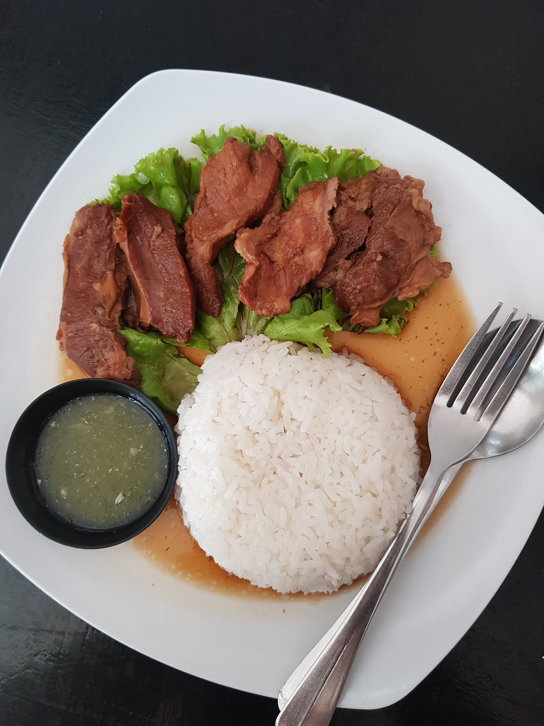 燉豬肉配茉莉花米 Jasmine rice w/Stewed Pork 60Bht @ ร้านข้าว by Tiewyak in Muang Thai Phatra Complex, Bangkok Thailand