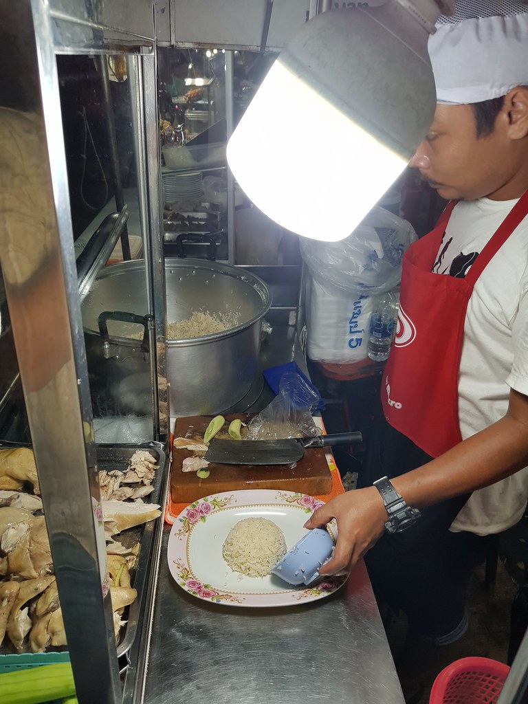 白斩鸡饭 Steamed Chicken 50Bht @ Muang Thai - Phatra Night Market (near Satthisan MRT) in Bangkok, Thailand