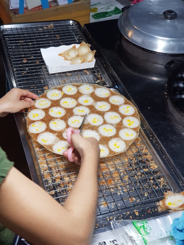 椰子糕 Khanom Khrok (Coconut rice cake) 30Bht 8pcs @ Muang Thai - Phatra Night Market (near Satthisan MRT) in Bangkok, Thailand