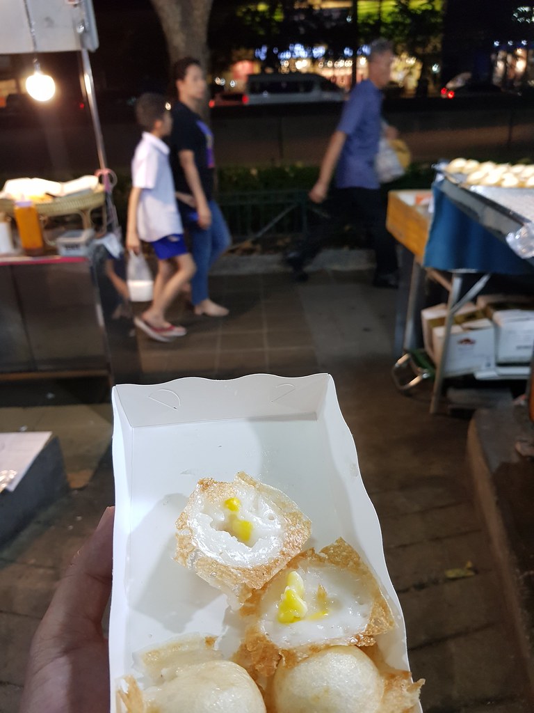 椰子糕 Khanom Khrok (Coconut rice cake) 30Bht 8pcs @ Muang Thai - Phatra Night Market (near Satthisan MRT) in Bangkok, Thailand