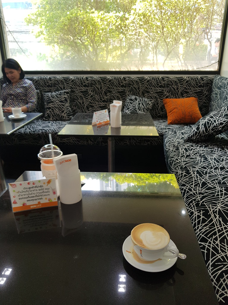 卡布奇諾咖啡 Cuppuccino 40Bht @ Bon Cafe in Muang Thai Phatra Complex, Bangkok Thailand