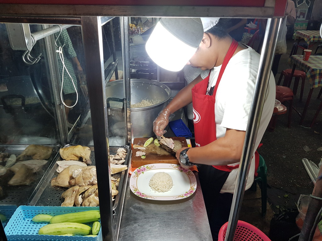 白斩鸡饭 Steamed Chicken 50Bht @ Muang Thai - Phatra Night Market (near Satthisan MRT) in Bangkok, Thailand