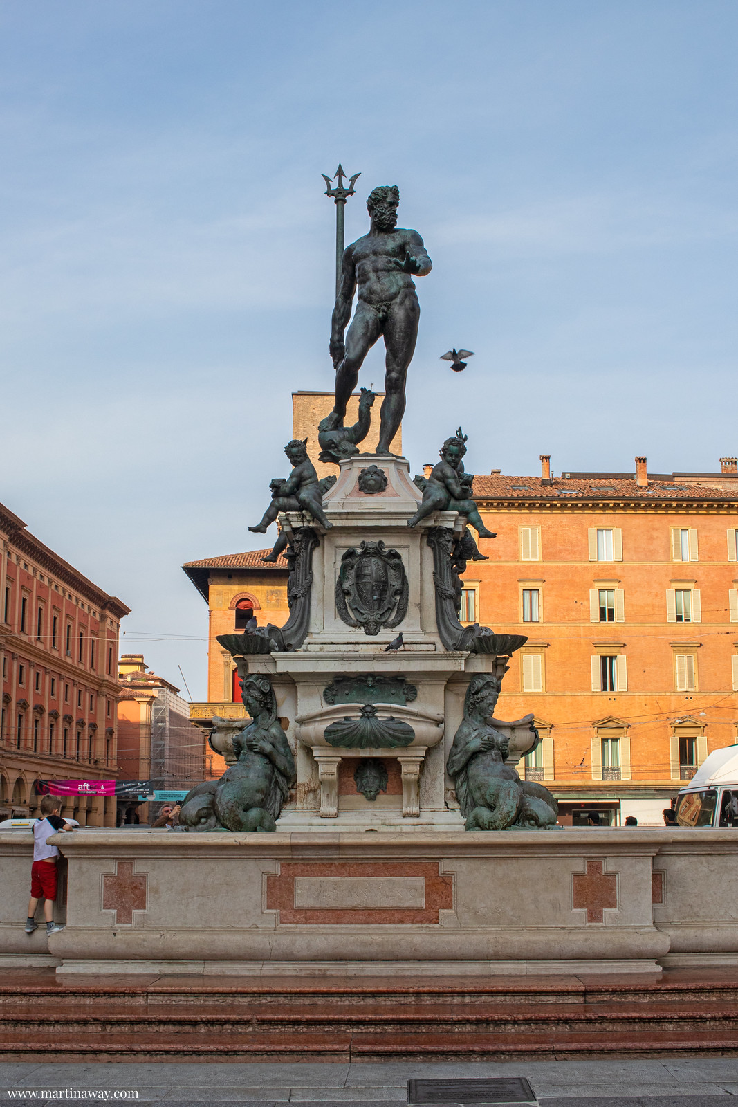 Fontana di Nettuno, curiosità su Bologna