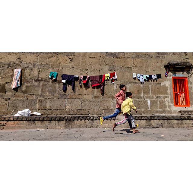 On the banks of Narmada . #StreetsOfMaheshwar . #pulpkeyxyou #indianvisuals #moodyindia #photographers_of_india #theuncommonbox #india_clicks #lookslikeafilm #reflectiongram #nustaharamkhor #spi_collective #_visualsofindia #clickshotindia #ngtindia #maibh