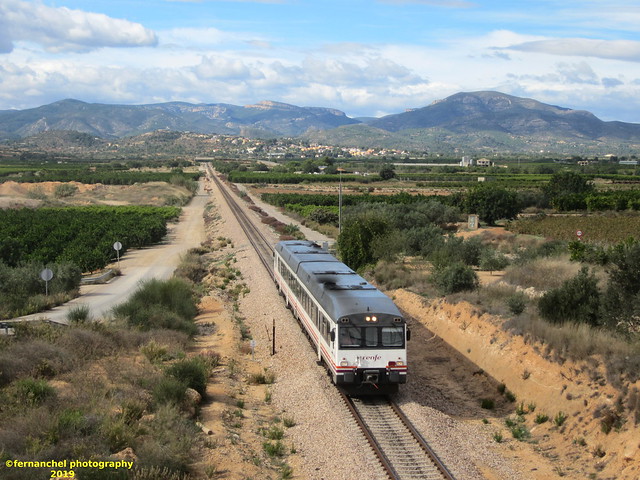 Tren de media distancia de Renfe (Regional Madrid-Valencia) a su paso por CHESTE (Valencia)