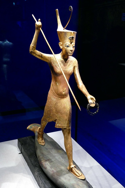 statue of Tutankhamun throwing a harpoon