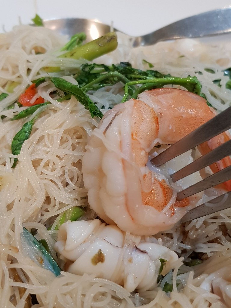 炒米粉拌水含羞草配海鮮和辣醬 Stir fried noodle w/Water mimosa w/Seafood & Spicy Sauce 130Bht @ Hommari in Muang Thai Phatra Complex, Bangkok Thailand
