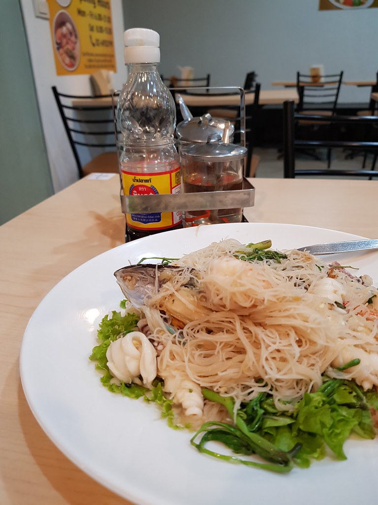 炒米粉拌水含羞草配海鮮和辣醬 Stir fried noodle w/Water mimosa w/Seafood & Spicy Sauce 130Bht @ Hommari in Muang Thai Phatra Complex, Bangkok Thailand