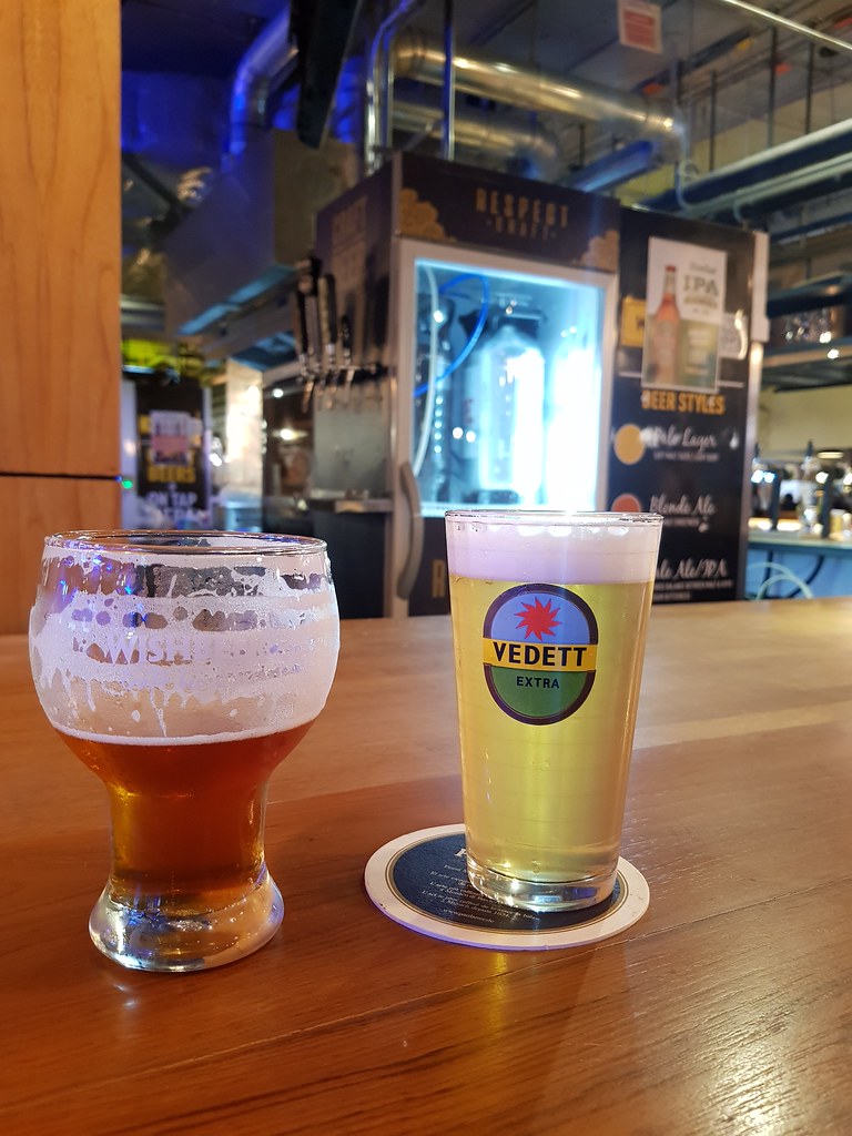 Deschuted Fresh Squeezed IPA (Indian Pal Ale) 390Bht (455ml) & Vedett Extra White (Wheat Beer) 190Bht (250ml) @ Wish Beer Street Craft Bar in The Street Ratchada (Exit 4 from Thai Cultural Centre MRT Staation), Bangkok Thailand