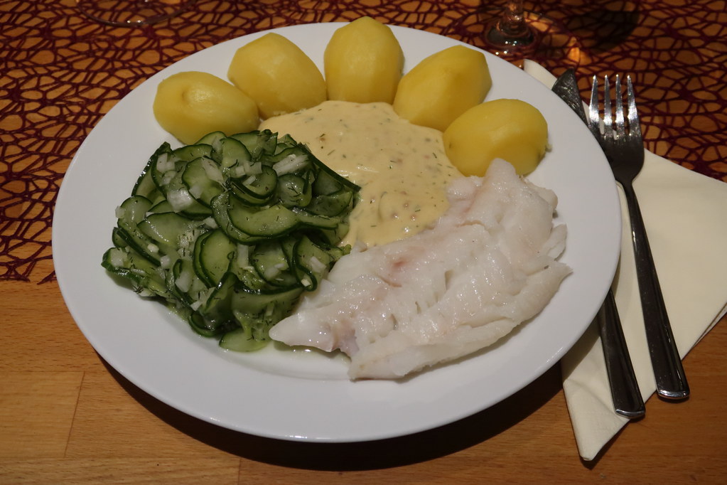 Gedünsteter Fisch mit Senfsoße, Salzkartoffeln und Gurkens… | Flickr