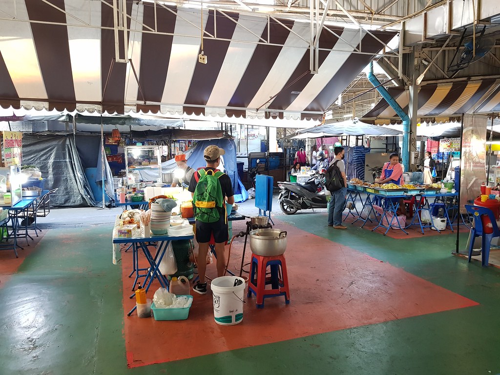 Quiet Saturday morning @ Muang Thai - Phatra morning Market, Bangkok Thailand