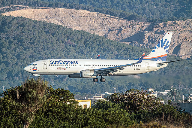 B 737 - B6N  SunExpres - aterrizando en Ibiza