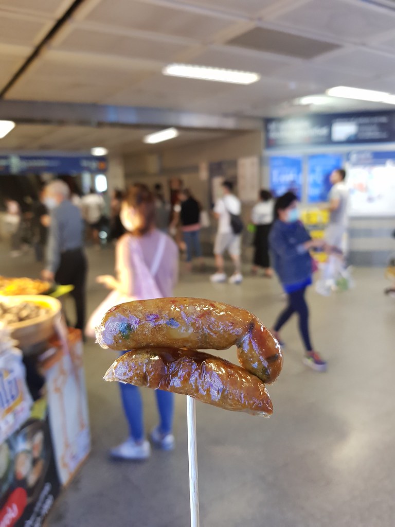 泰式迷你香肠 Thai style Sausage 50Bht @ MRT street food vendor in Sukhumit MRT Station Exit 3, Bangkok Thailand