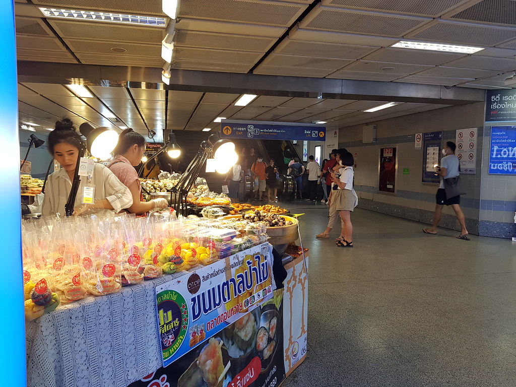 @ MRT street food vendor in Sukhumit MRT Station Exit 3, Bangkok Thailand