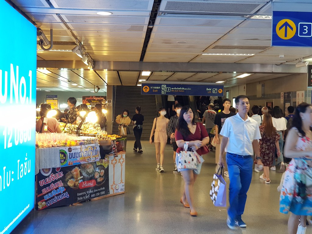 @ MRT street food vendor in Sukhumit MRT Station Exit 3, Bangkok Thailand