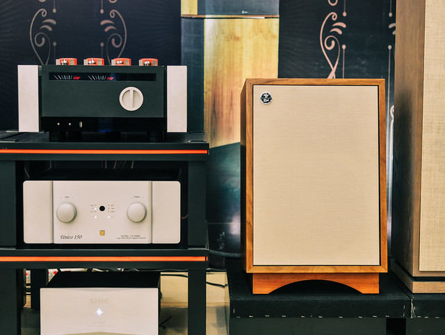 Midrange hifi system with the amplifier