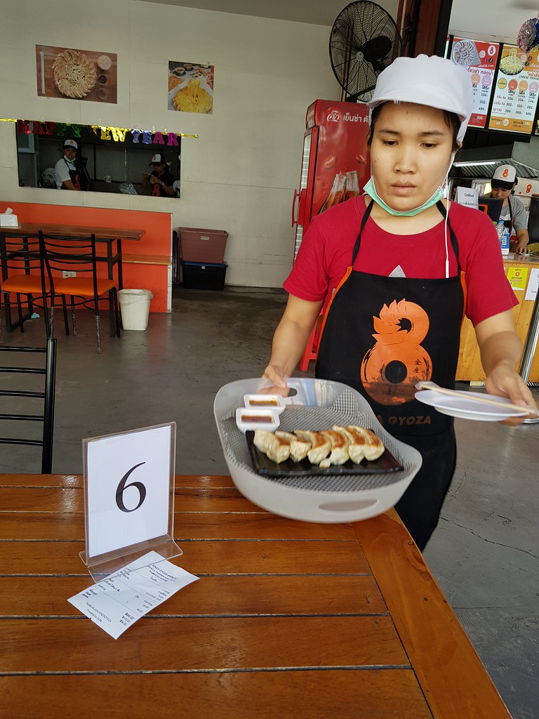 猪肉日本饺子 Original Pork Gyoza 64Bht @ King Gyoza, behind Muang Thai - Phatra Market, Bangkok Thailand
