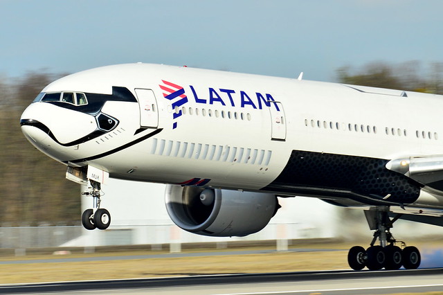 PT-MUA LATAM AIRLINES BRASIL BOEING 777-300 