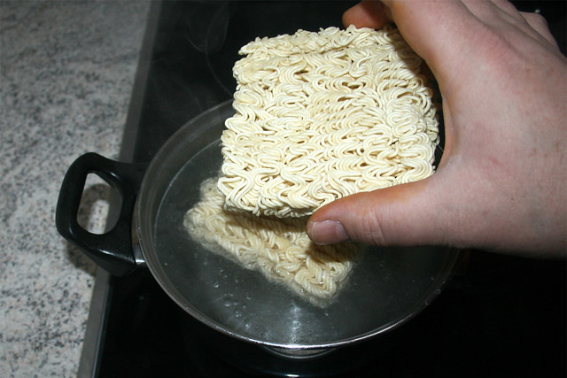22 - Ramen in heißes Wasser geben / Put ramen noodles in hot water