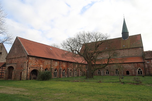 Klosterkirche St. Marien mit Kreuzgang und Kreuzinnenhof (Stift Börstel)