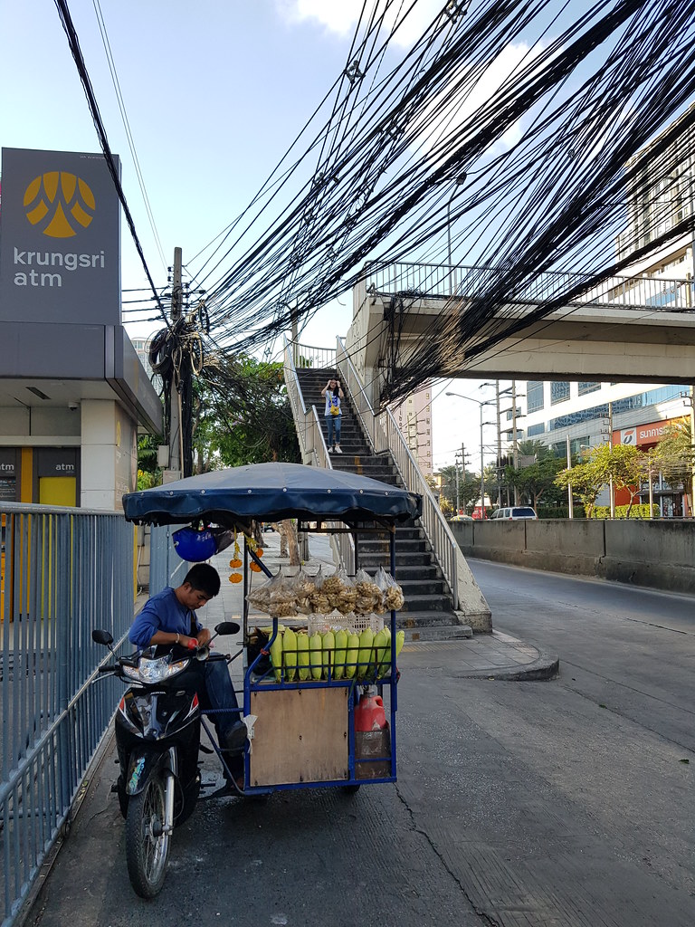 use the Overhead Bridge near to Muang Thai Pietra Complex @ McDonald's in Din Daeong (opposite Pietra Hotel), Bangkok Thailand