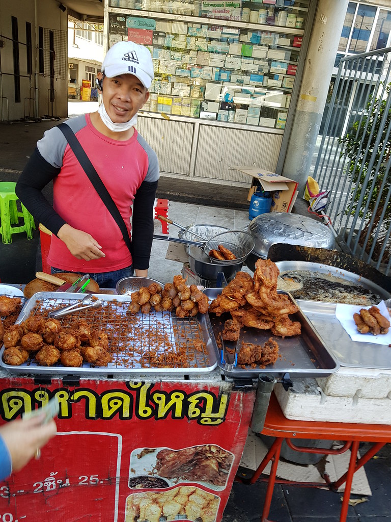 Sundays are quiet in the Market with fewer street vendors @ Muang Thai - Phatra Sunday morning Market, Bangkok Thailand