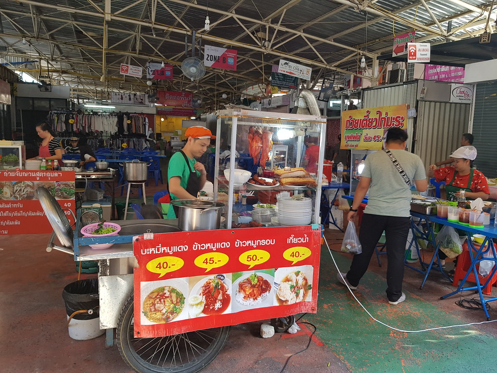 泰式烧肉云吞汤面 Roasted Pork Wanton soup noodle 50Bht @ Muang Thai - Phatra Sunday morning Market, Bangkok Thailand