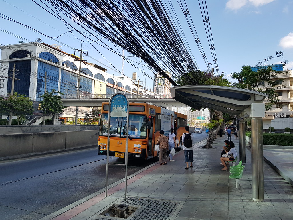 use the Overhead Bridge near to Muang Thai Pietra Complex @ McDonald's in Din Daeong (opposite Pietra Hotel), Bangkok Thailand