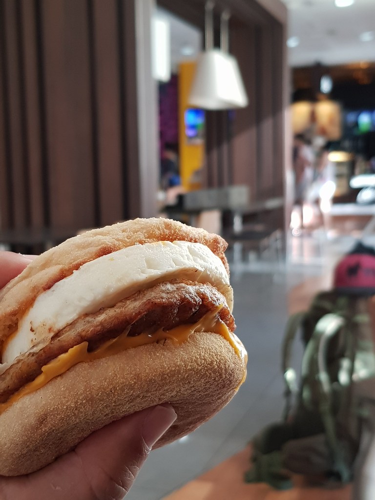 麦当劳香肠蛋汉堡 Sausage McMuffin w/Egg 99Bht (rm$13.13) @ McDonald's in Din Daeong (opposite Pietra Hotel), Bangkok Thailand