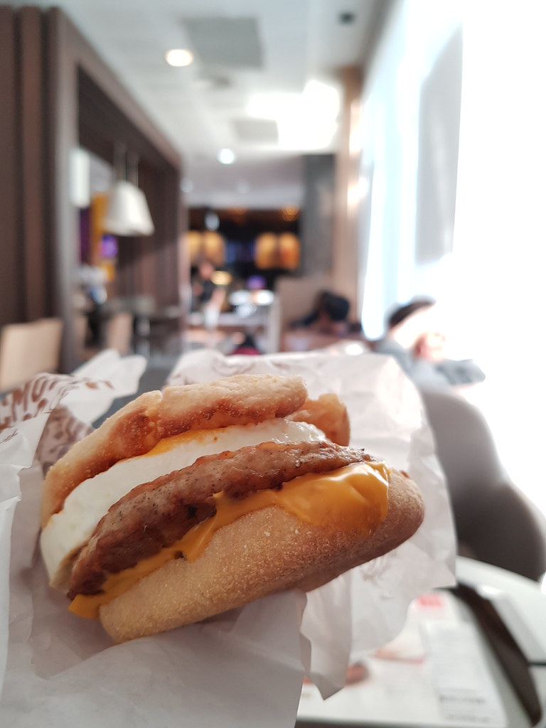 麦当劳香肠蛋汉堡 Sausage McMuffin w/Egg 99Bht (rm$13.13) @ McDonald's in Din Daeong (opposite Pietra Hotel), Bangkok Thailand