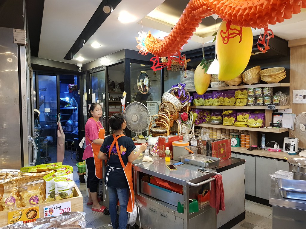 @ Mae Varee sweet sticky rice w/Mango in Watthana (Exit 3 Thong Lor BTS station), Bangkok Thailand