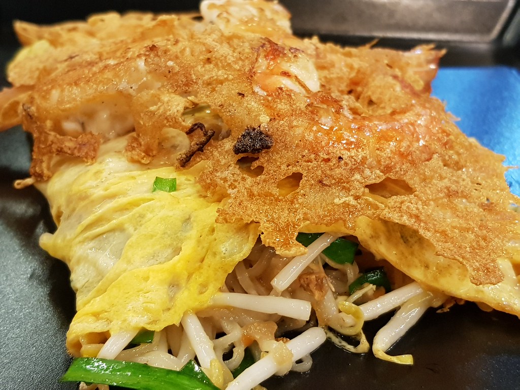 泰式炒蛋包虾炒河粉 Pat-Thai Kung-Sod (Fried Shrimp & Ride Noodle wrapped in Egg) 120Bht @ Hoy Tod Chaw Lae nearby Thong Lor BTS Exit 3 Turn right, Bangkok Thailand