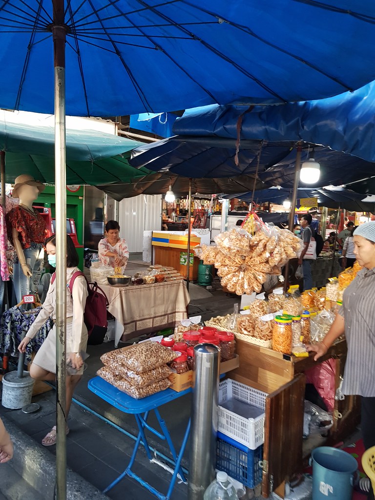 But I go insise Muang Thai - Phatra Market to check the busy Monday morning market @ Soi Sut Prasoet 1 Kway Chap stall in Huai Kwang (Exit 3 Satthisan MRT station turn right road side stall outsise No 1342 7/11), Bangkok Thailand