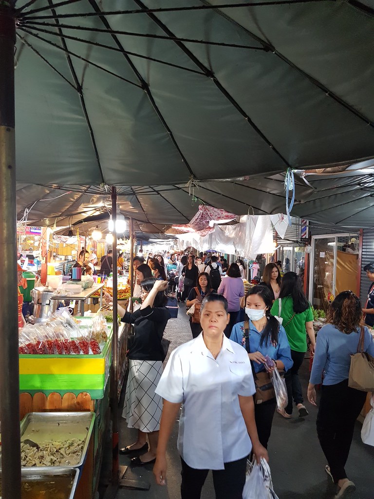 But I go insise Muang Thai - Phatra Market to check the busy Monday morning market @ Soi Sut Prasoet 1 Kway Chap stall in Huai Kwang (Exit 3 Satthisan MRT station turn right road side stall outsise No 1342 7/11), Bangkok Thailand